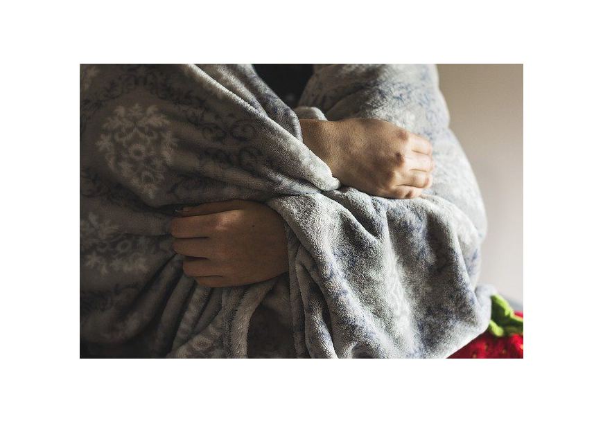 Jak prać koc w pralce, by przywrócić jego puszystość? ABC pielęgnacji koców