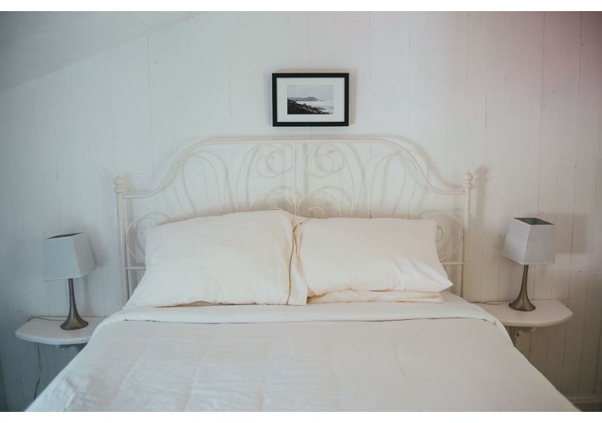 5 sposobów na wyczyszczenie zabrudzonego prześcieradła, które warto znać