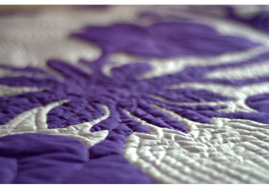 Czym kołdra jedwabna różni się od puchowej? Tłumaczymy